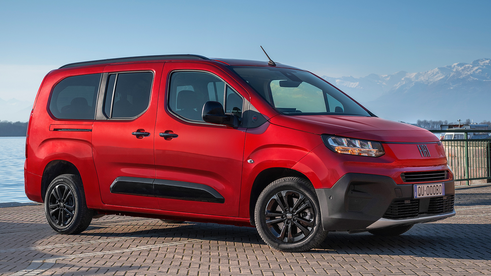 Το νέο Fiat Qubo L θα διατίθεται σε δύο εκδόσεις, μία 5θέσια (μήκος 4,40 μ.) και μία 7θέσια (μήκος 4,75 μ.).